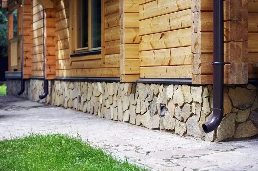 Цоколь и облицовка фундамента дома на винтовых сваях Цоколь и облицовка фундамента дома на винтовых сваях